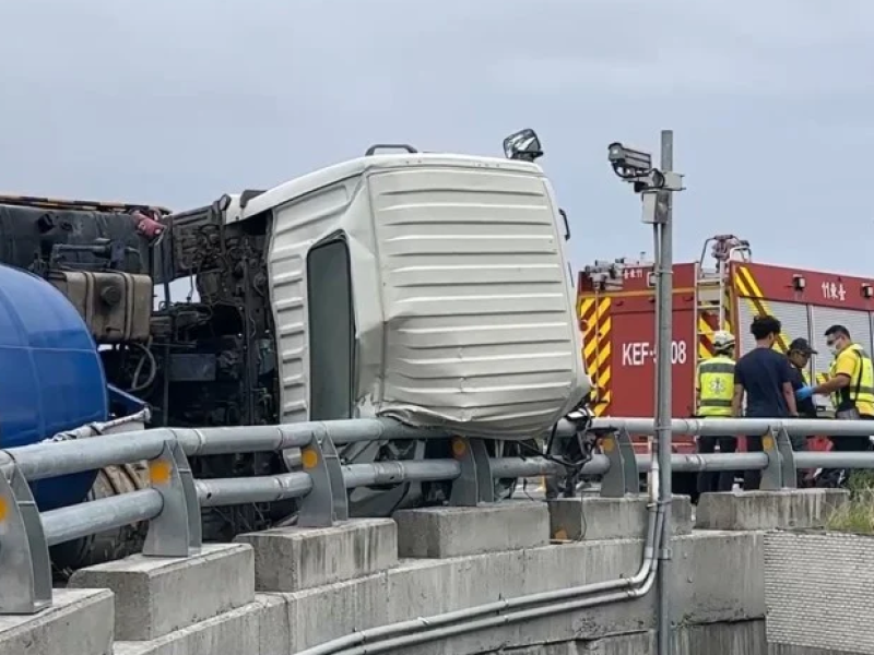 水泥預拌車翻車